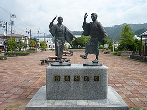 美濃白鳥駅前に建つ白鳥おどりの像