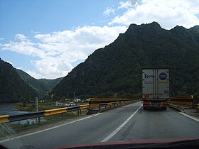 La Route européenne 81 empruntant le col de Turnu Roșu.