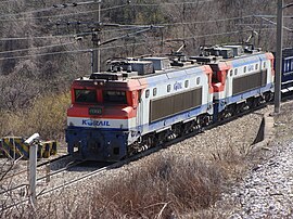 심포리역으로 진입하는 8060호, 8037호 전기 기관차(이 두 기관차는 현재 폐차되었다.)