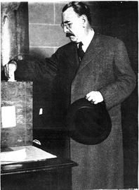 José Félix Uriburu, presidente de facto de la Argentina cuando se realizaron estas elecciones, emite su voto.