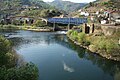 A parroquia dos Peares á esquerda da ponte do ferrocarril.