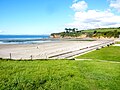 La plage du Ris (en Douarnenez) et la pointe de Kastell ar Bardeg (en Kerlaz) au fond de la baie de Douarnenez.