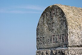 Pilier du mur d'enceinte du phare de Port Manec'h.