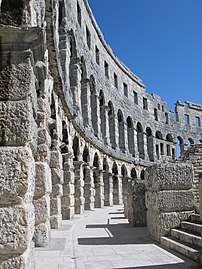 L'amphithéâtre de Pula en Istrie (Croatie). (définition réelle 1 944 × 2 592)