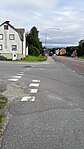 Obevakad cykelpassage. Fordon som korsar cykelpassagen skall ge cyklister möjlighet att passera. Cyklisten har också väjningsplikt mot trafik på vägen.