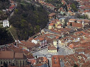 Vista de parte do centro histórico; com a Igreja Negra no canto inferior esquerdo e a Piața Sfatului ao centro, em baixo