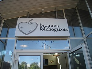 Skylten utanför Bromma folkhögskolas huvudentré.