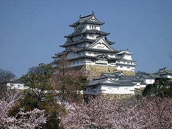 Le château de Himeji (ou Hakuro-jō), dans la préfecture de Hyōgo, désigné comme un des trésors culturels du Japon et inscrit au patrimoine mondial. (définition réelle 800 × 600*)