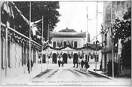 Façade pavoisée pour la visite du président de la République, probablement Poincaré, arrivé par train le 18 août 1913[4],[5].