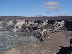 Offrandes à Pele sur le bord du cratère (fire pit) Halem'uma'u, dans le cratère principal du Kīlauea.