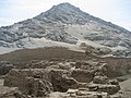 モチェ遺跡の月のワカ。太陽のワカと対になるように配置されている。極彩色に塗られた美しい漆喰レリーフで知られる。背後の三角形の山はセロ・ブランコと呼ばれている。