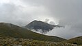 Il monte Pollino oltre le nuvole. Dalle praterie di vetta di serra del Prete.