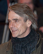 Jeremy Irons interprète Alfred Pennyworth.