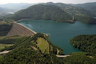 Staumauer des Sees nordwestlich von Zubin Potok