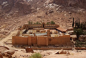 Le monastère Sainte-Catherine dans le sud de la péninsule du Sinaï, en Égypte. (définition réelle 3 872 × 2 592*)