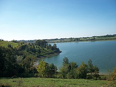 Le lac de Castelnau-Magnoac depuis la route du lac.