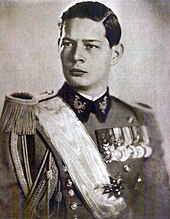 Photographie en noir et blanc d'un jeune homme portant un uniforme militaire.