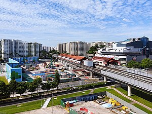 蔡厝港地铁／輕軌站外景，左侧地面为兴建中的裕廊区域线，2021年10月