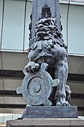 Komainu tenant l'emblème sur le Nihon-bashi (ja) dans l'arrondissement de Chūō