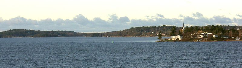 Rödstensfjärden mot väst i höjd med Norsborgs vattenverk. I bakgrunden till höger syns Ekerö kyrka, där fjärden övergår i Kyrkfjärden, november 2010.