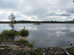 Järveä itärannalta lounaaseen päin nähtynä.