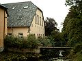 Die Wassergräben rund um die Burg haben zahlreiche Brücken