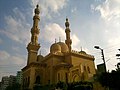 المسجد من الخلف - الصورة ملتقطة من الشارع الفاصل بينه وبين مستشفى المبرة