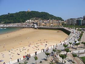 Le mont Urgull vu depuis la plage de la Concha.