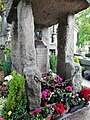 Tombe-dolmen au Père-Lachaise.