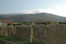 Photographie d’une clôture de champ faite avec des pierres de la Rhune.