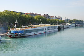 Cruceros atracados en los muelles de Lyon.