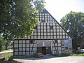 Haupthaus, Scheune, Einfriedung, Hofbaum