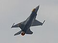 F-16 mit sichtbarer Wirbelerzeugung an „kleinen“ Strakes zwischen Cockpit und Flügelvorderkante.