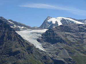 Vue sur le glacier du Giétro (orientation sud-est, 2003). Les traces de l'érosion glaciaire sont visibles à la suite du retrait du glacier depuis le petit âge glaciaire.