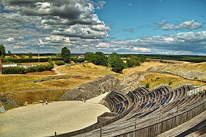 Vue nord-est de l'amphithéâtre (gradins et caveae).