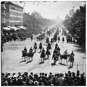 La grande armée de la république remonte l'avenue de Pennsylvanie.