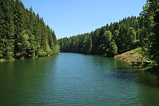 Blick von der Stauseebrücke flussabwärts