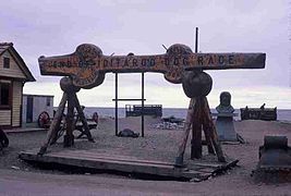 End of Iditarod race monument à Nome.