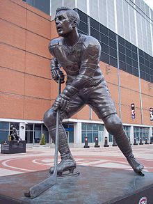 Statue représentant Jean Béliveau devant le centre Bell