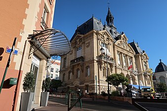 La mairie vue de la rue du Mont-Valérien.