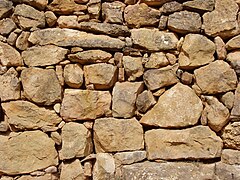 Parement de mur aux pierres soigneusement calées, Les Garrigues, province de Lérida, Catalogne (Espagne).