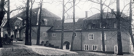 Nedre Manilla omkring år 1910, Östbergs tillbyggnad till vänster