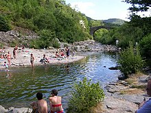 Le Tarnon à l'étiage à Florac avec le pont de Barre.