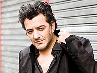 Musicalement, Rachid Taha avait réussi avec Carte de séjour, la fusion entre raï et rock, l’artiste continuant toute sa carrière à mélanger des sons moyen-orientaux avec les musiques world, funk ou techno.