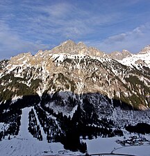 Gesamtansicht der Roten Flüh von Nesselwängle aus gesehen