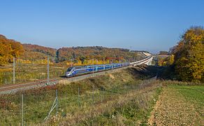 Une rame TGV Duplex passant le viaduc.