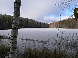 Osittain jäätynyt Saanijärvi kaakosta päin.