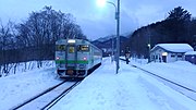 駅構内と、下り普通列車が発車（キハ40 1759・富良野行き2431D。2017年3月1日）