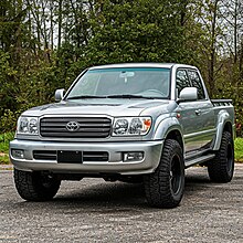 Land crioser 100 pickup front view