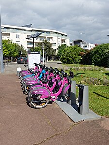 Vélos en libre-service Libélo de Valence Romans Mobilités à l'arrêt Bourg-Mairie.